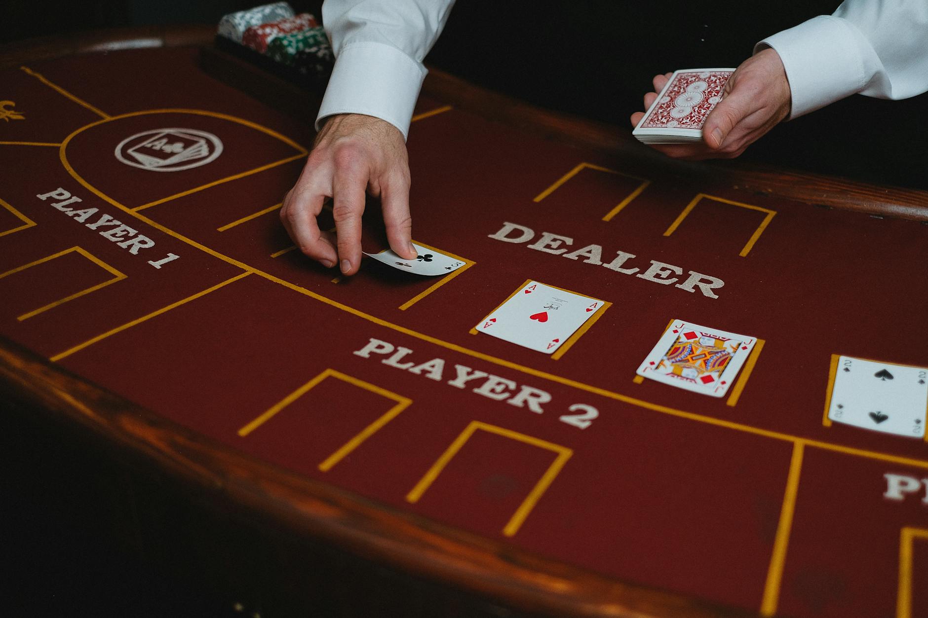 Baccarat là lựa chọn dễ tiếp cận với nhiều người mới nhờ luật chơi đơn giản.